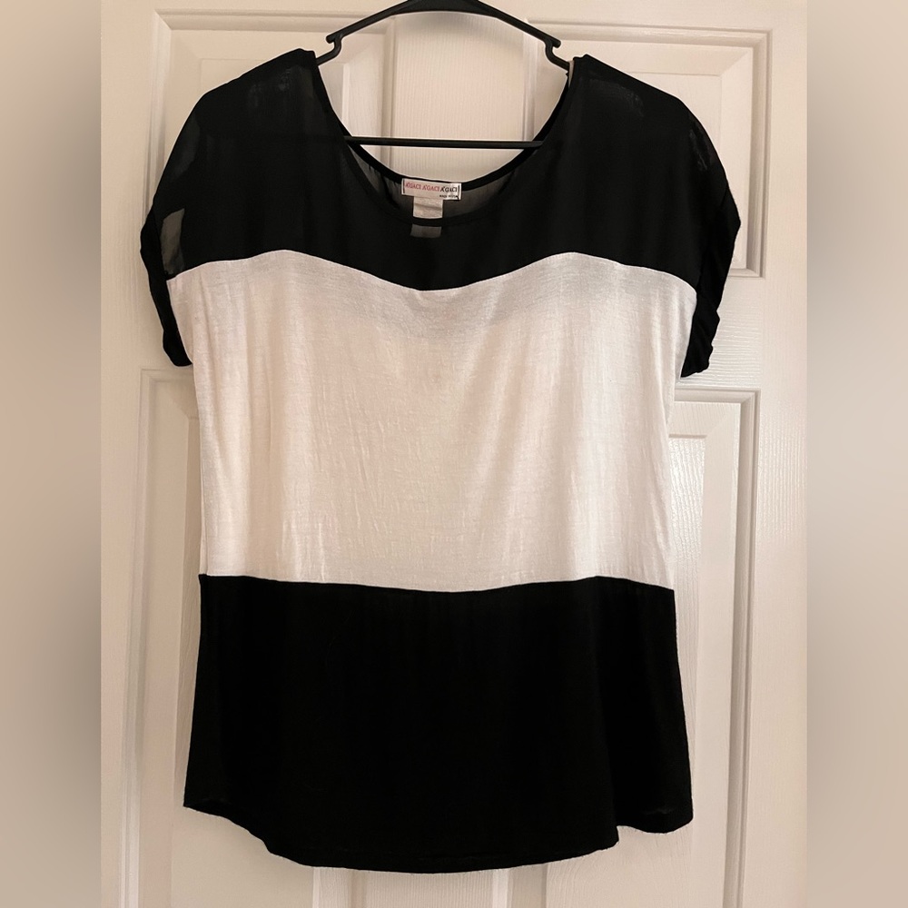 A’GACI brand top. Size Large (fits like medium). Black/cream.